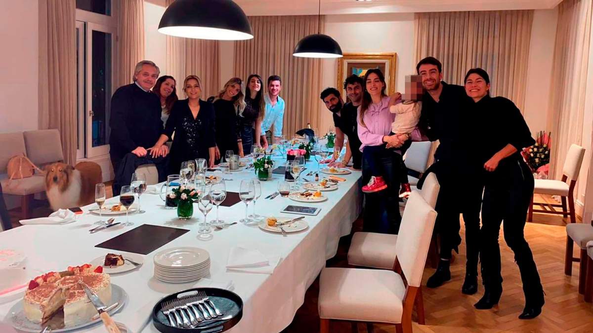 La fotografía que reveló la polémica reunión en la residencia presidencial. Fuente: (Twitter)