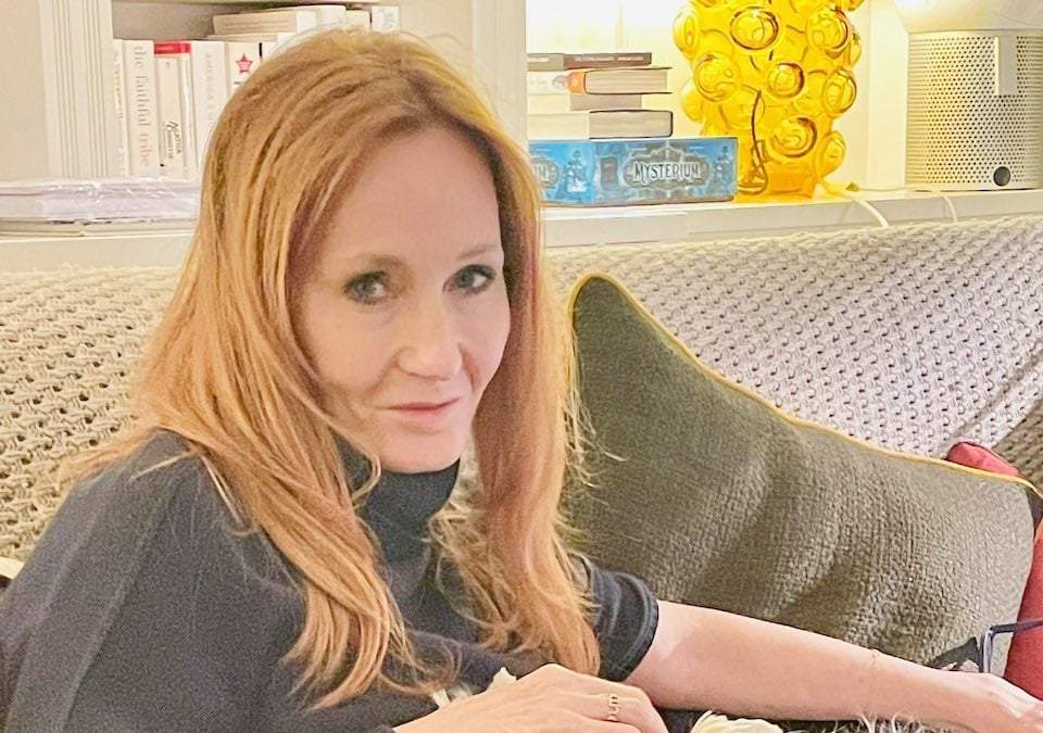 La autora de la saga de Harry Potter en una nueva controversia