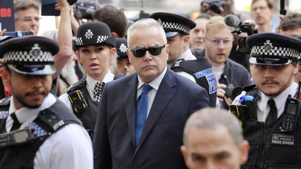 Huw Edwards a su llegada al tribunal