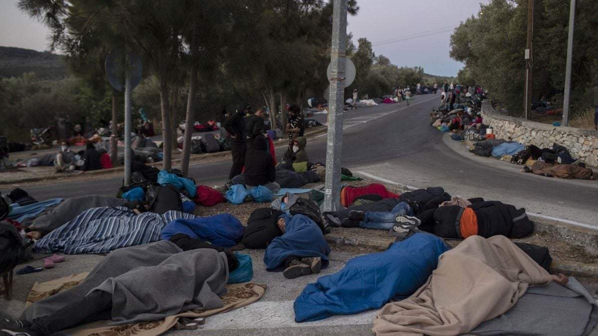 Miles de personas siguen durmiendo en la intemperie. Fuente: (Twitter)