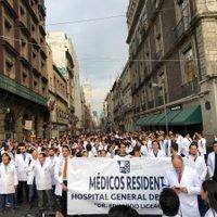 Médicos residentes marchan a Palacio Nacional; piden a AMLO condiciones de trabajo dignas
