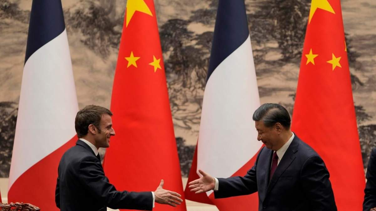 El presidente francés Emmanuel Macron, izquierda, estrecha su mano con su homólogo chino Xi Jinping en Beijing, en 2023