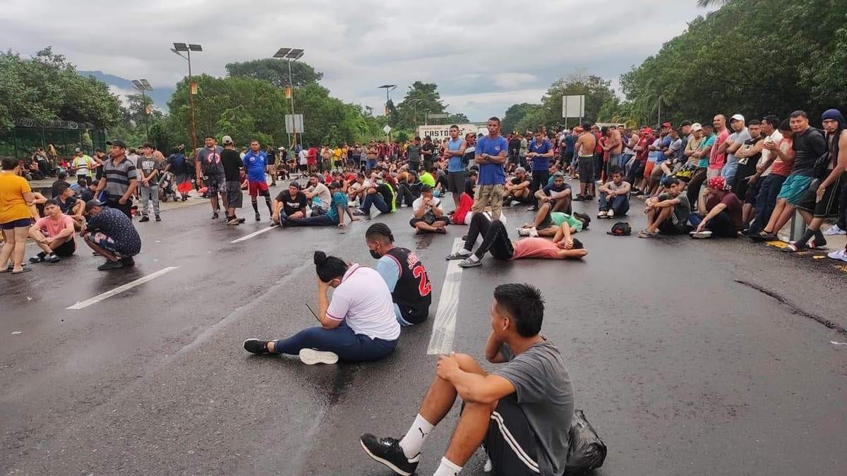 Migrantes bloquean carretera Panamericana en Chiapas