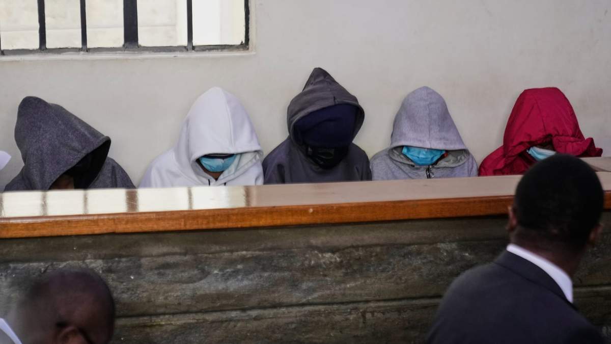 Alumnas de la Escuela para Niñas Utumishi en el tribunal en Nakuru, Kenia, el 2 de junio del 2026