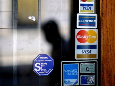 Cae red que defraudó con tarjetas bancarias de EU a diversos negocios en Europa
