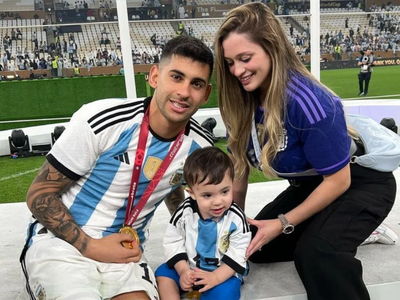 Cuti Romero fue padre y mostró la primera foto junto a su hija viendo a la Selección Argentina