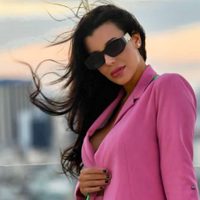 Mucho color: Charlotte Caniggia dio cátedra de moda con una llamativa y original microbikini