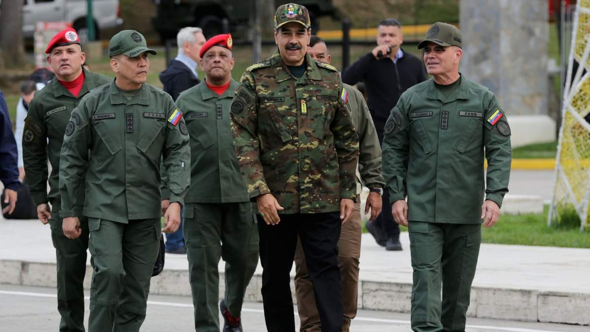 El presidente venezolano, Nicolás Maduro (centro), el ministro de Defensa, Vladimir Padrino López (derecha), y el general Domingo Hernández llegan a una manifestación cívico-militar organizada por el gobierno en Caracas, Venezuela