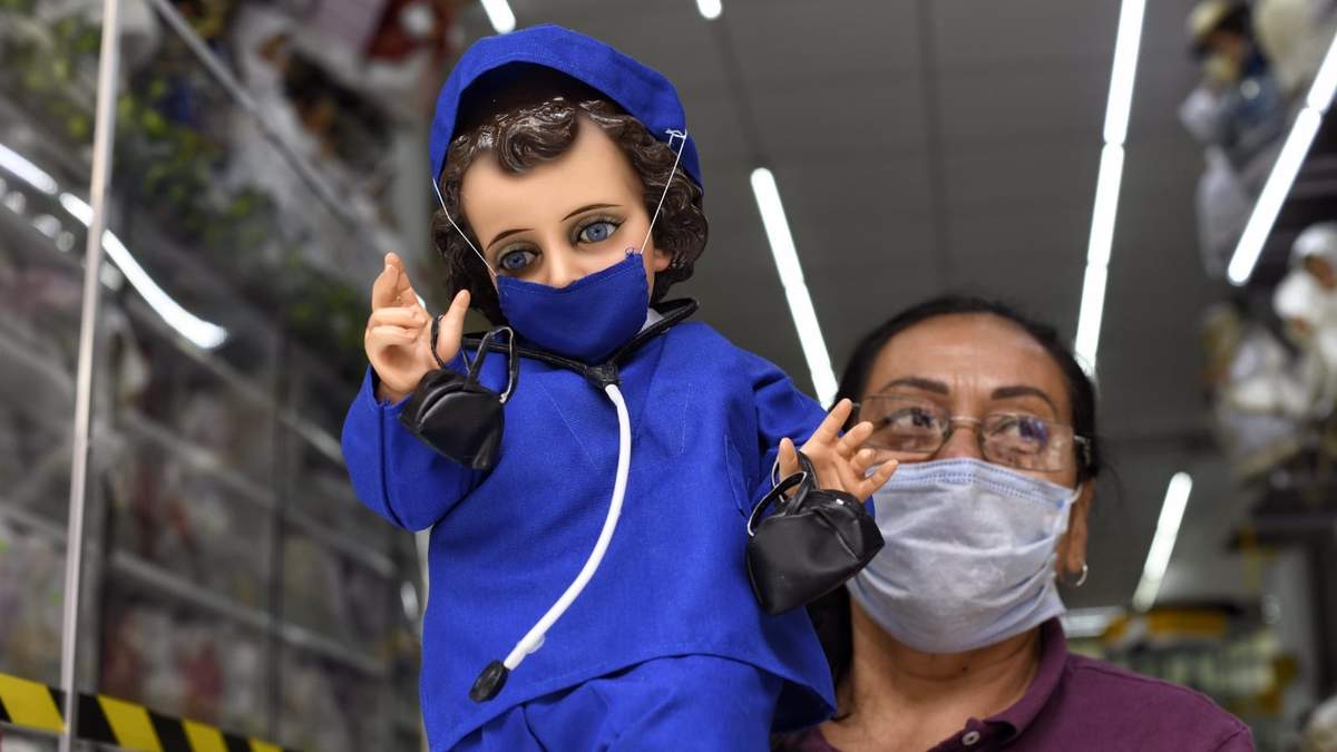 Niño Dios vestido de doctor para el día de la Candelaria