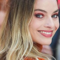 "¡Wow!" Margot Robbie enamoró a miles con un espectacular outfit de plumas "¡Asombrosa!"