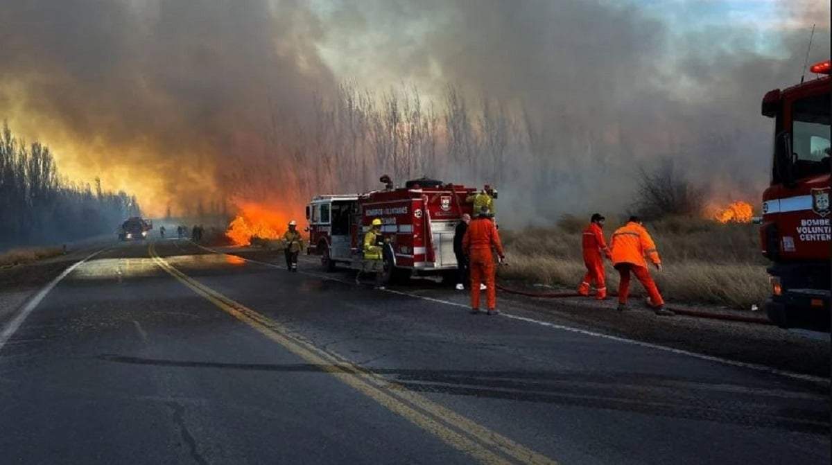 El fuego, iniciado de manera intencional, se expandió a ambos lados de la ruta y afectó un área de 20 hectáreas. Fuente: (Patagonia Press)