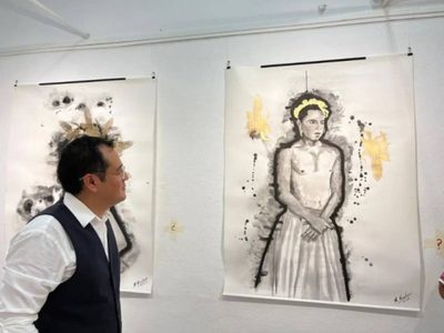 El pintor oaxaqueño José Manuel Montes presenta su exposición “Hombres y Patronos” en Barcelona