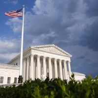 Corte Suprema permite a Trump terminar protecciones legales de más de 500 mil migrantes