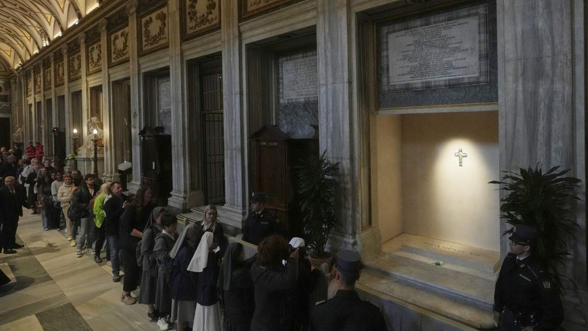 Fieles hacen fila para presentar sus respetos a la tumba del papa Francisco en la basílica de Santa María la Mayor, el domingo 27 de abril de 2025