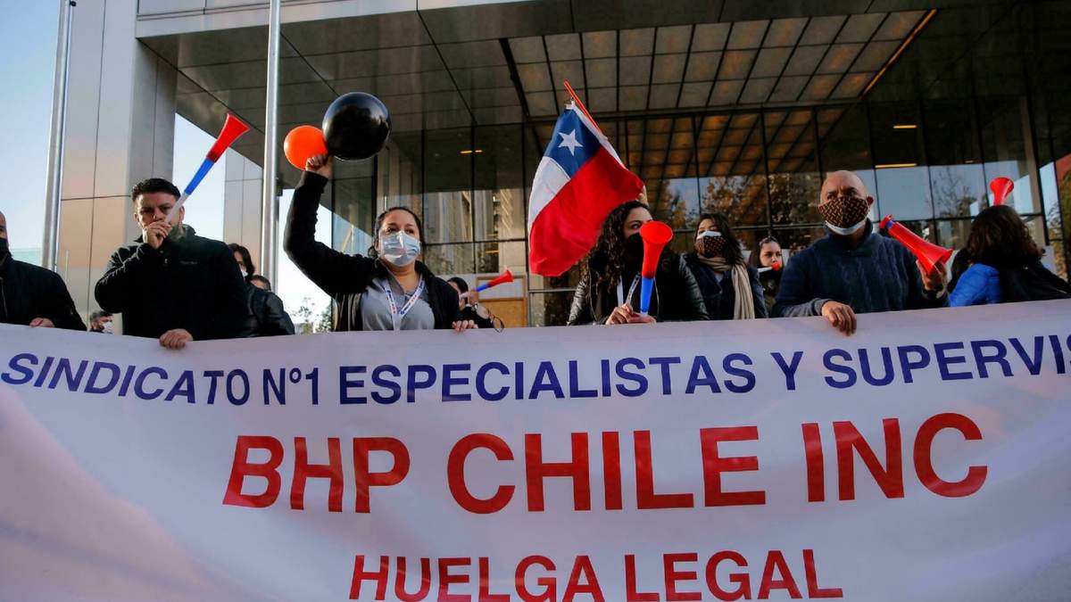 Protesta de trabajadores afuera de las oficinas de BHP. Fuente:(Twitter)