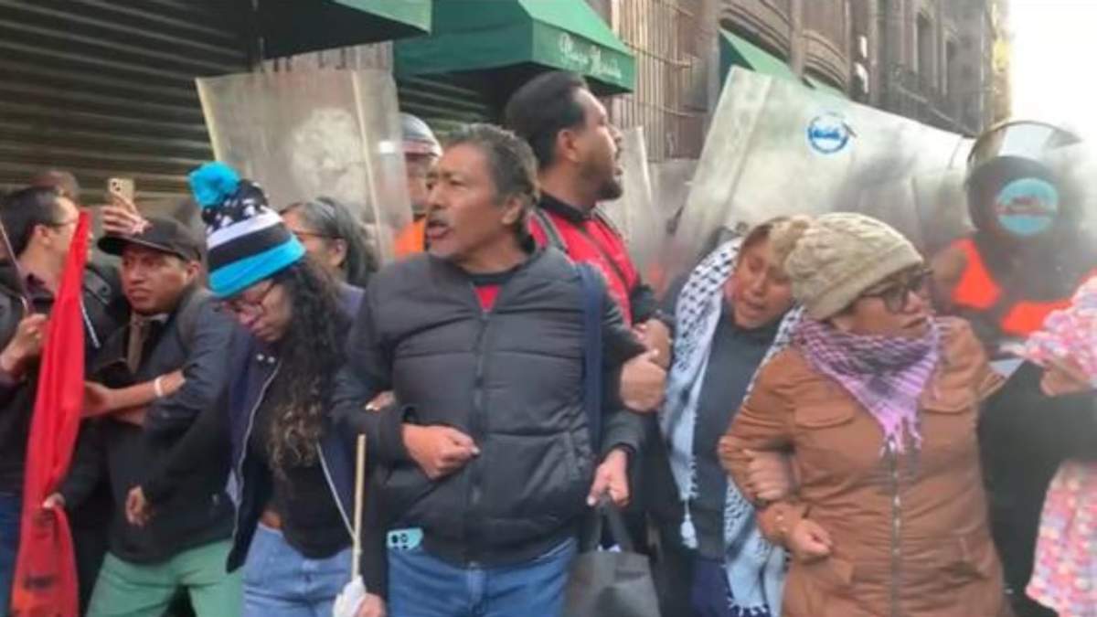 Maestros de la CNTE que cercaron Palacio Nacional fueron dispersados con extintores