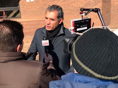 En Nueva York, padre de normalista desaparecido encara a Ochoa Reza