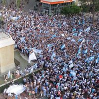 Argentina pasó a cuartos y en la ciudad de Neuquén se festeja con un fuerte operativo