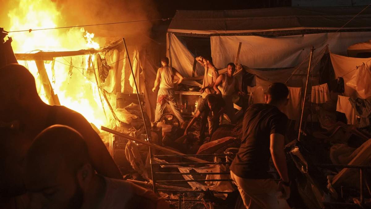 Palestinos reaccionan a un incendio provocado por un ataque israelí en una zona de carpas en el patio del hospital Mártires de Al Aqsa en Deir al Balah, Franja de Gaza, el domingo 4 de agosto de 2024. El ataque murió a varias personas, incluida una mujer, e hirió a otras, según confirmaron funcionarios de salud