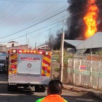 Incendio en bodega de Morelia alcanza vehículos y dos bomberos