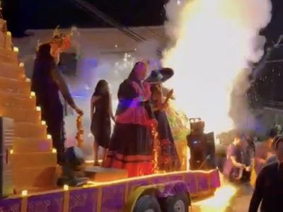 Explota carro alegórico con pirotecnia durante caravana del Día de Muertos en Mazatepec (Video)