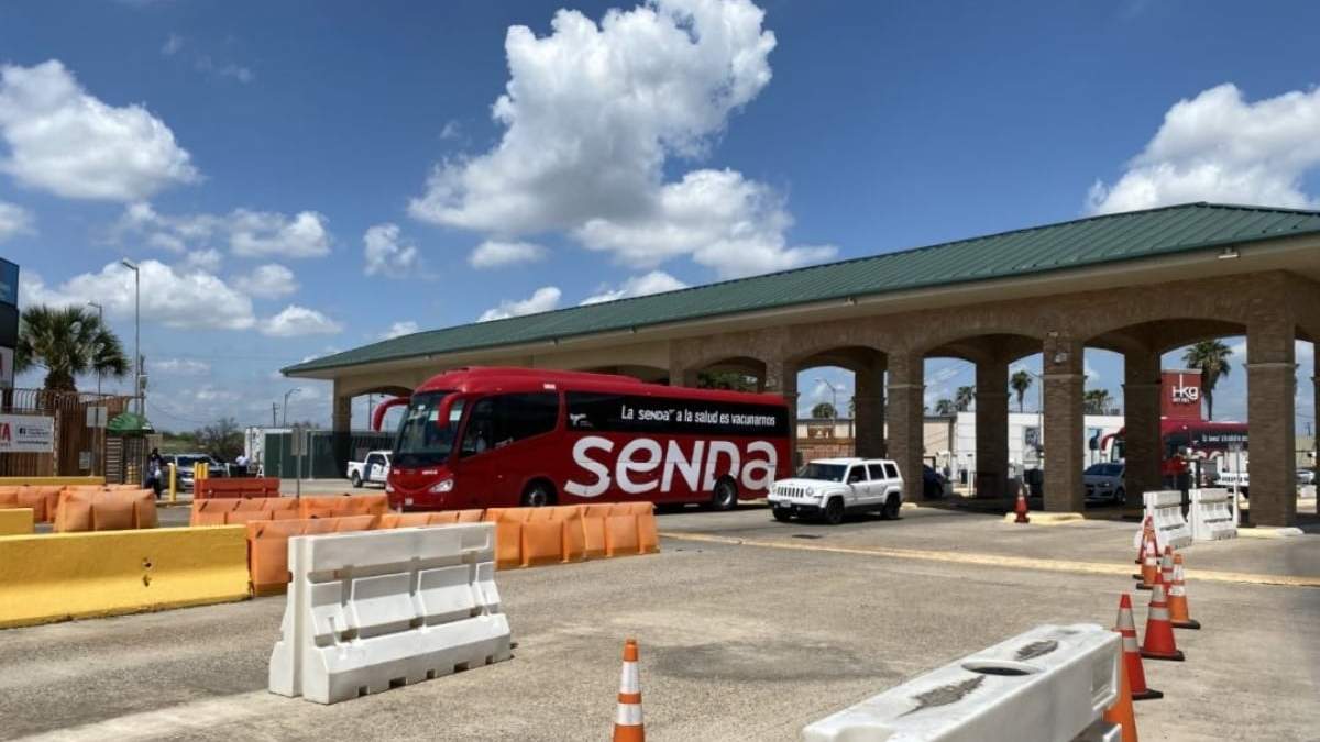 Un autobús con trabajadores de Nuevo León viaja a McAllen, Texas, para ser vacunados contra el covid-19