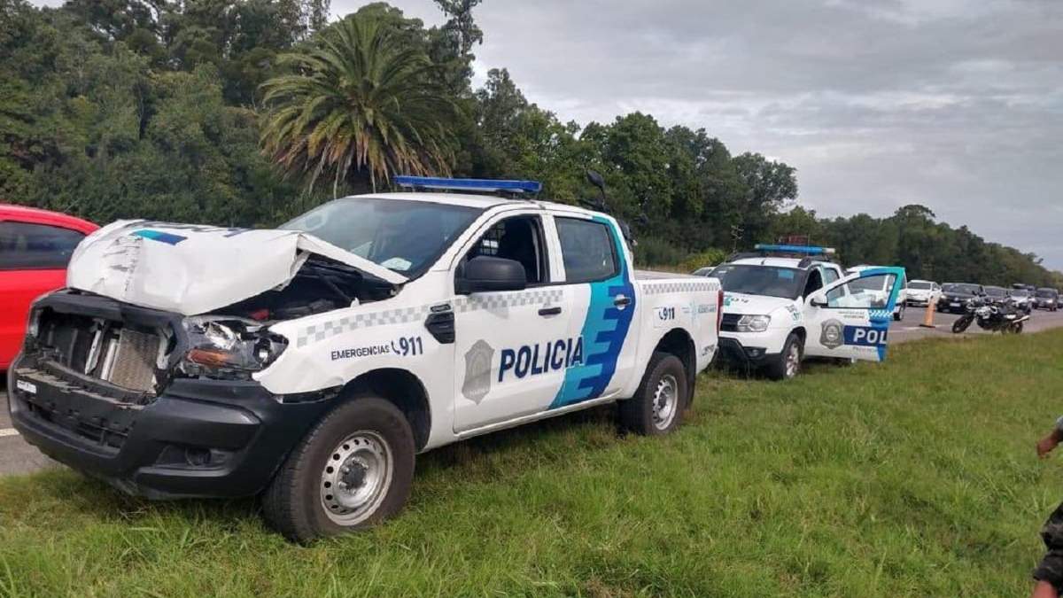 Al menos seis patrulleros resultaron dañados y un policía sufrió leves heridas. Fuente: (Twitter)