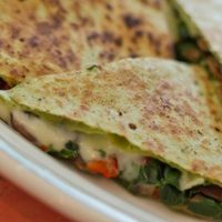 Tortilla de espinaca y queso en 10 minutos: muy nutritiva y para una comida exprés