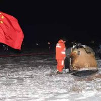 La misión china Chang'e-5 regresa a la Tierra con muestras lunares y semillas