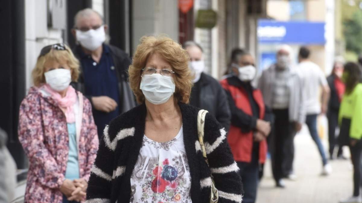 Fila para cobrar en la ANSES. Fuente: (Twitter)