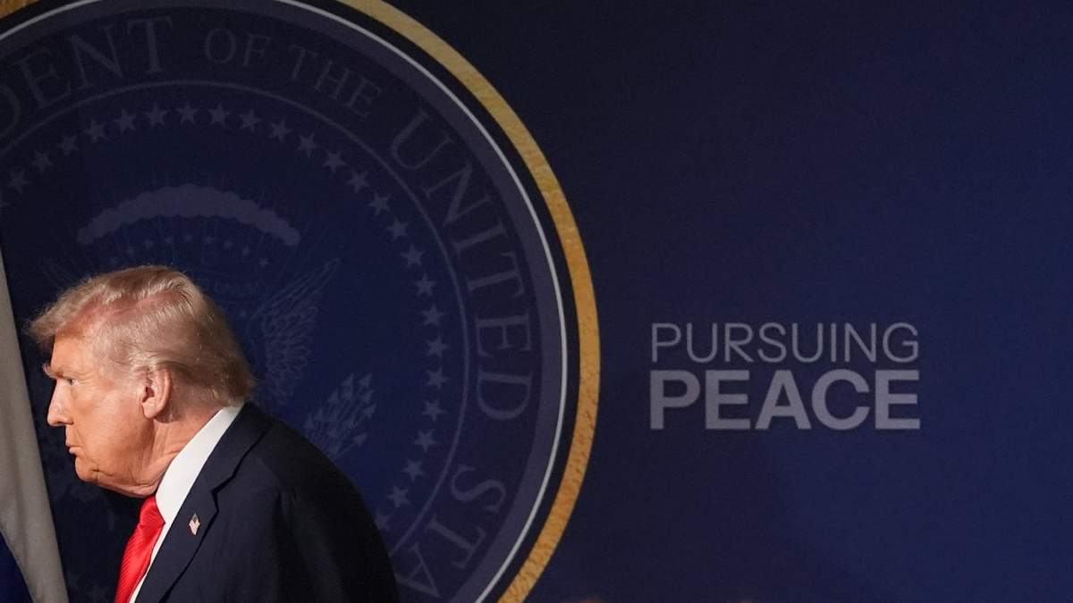 El presidente de Estados Unidos, Donald Trump, baja del estrado tras una conferencia de prensa conjunta con su homólogo ruso, Vladímir Putin, en la Base Conjunta Elmendorf-Richardson, Alaska