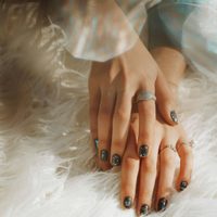 Lujo minimalista: el Nail Art con estrellas que transforma tu manicura en invierno