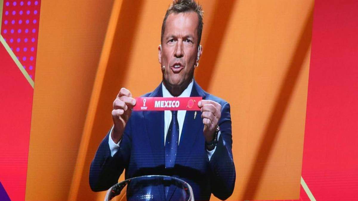 Lothar Matthaus aparece en la pantalla mostrando el cartel de México durante el sorteo de la Copa del Mundo