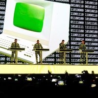 Kraftwerk, gala de synth pop en el Pepsi Center