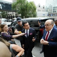 Giuliani comparece en pesquisa sobre elecciones en Estados Unidos