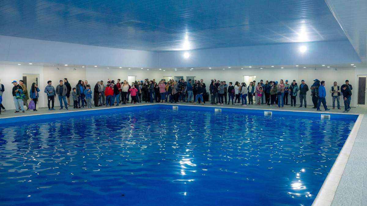 La pileta mide 25 metros de largo, 12,5 metros de ancho y tiene 1,60 metros de profundidad. Fuente: (Municipalidad de Loncopué)