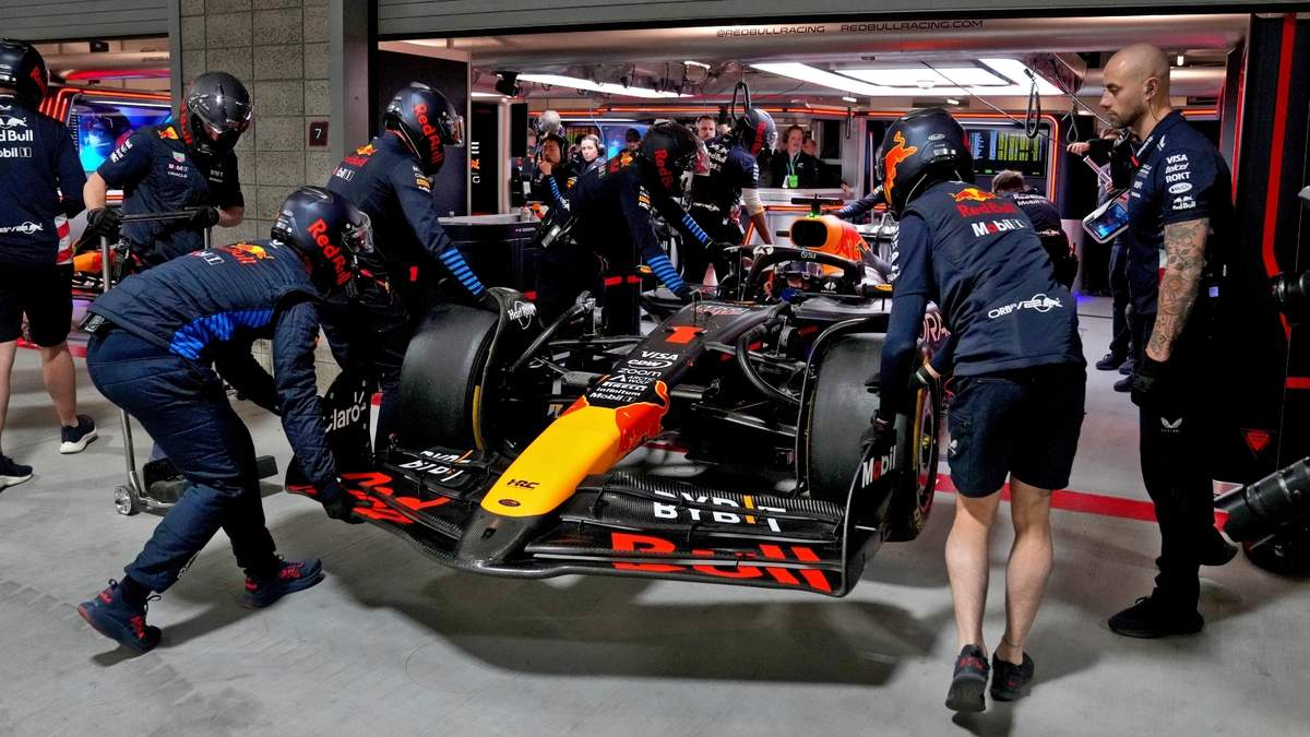 El piloto holandés Max Verstappen, de Red Bull,es empujado al garage tras la sesión de práctica antes del Gran Premio de Las Vegas