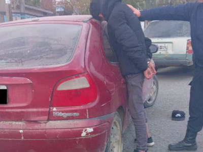 Dos sujetos fueron detenidos luego de abrir un auto con un inhibidor y robar elementos