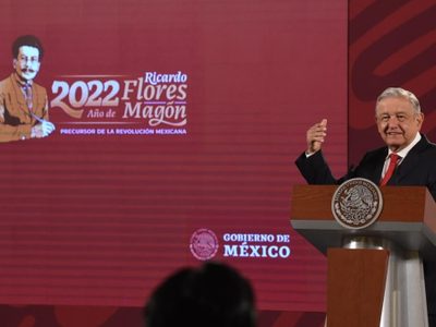 Así reaccionó AMLO tras la develación y derribo de su estatua en Atlacomulco