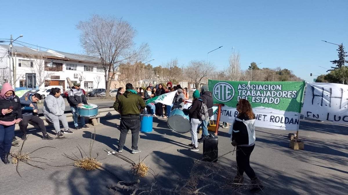 Los empleados de Salud sobre Ruta Nacional 22. Fuente: (Facebook)