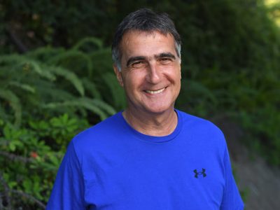 Antonio Laje y su esposa tienen en su jardín el árbol frutal que esconde poderosos beneficios para la salud