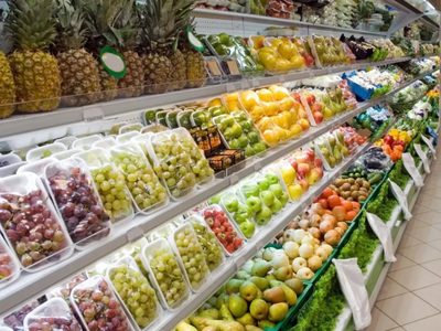Buscan sancionar a comercios que envuelvan en plástico frutas y verduras
