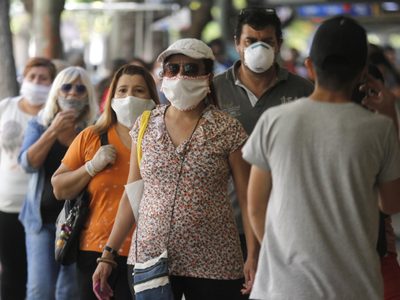 Bajaron los casos diarios de coronavirus, pero aumentaron los decesos en las últimas 24 horas