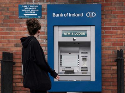 Problema técnico en banco permite a clientes retirar dinero de más