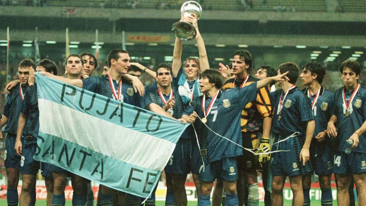 Malasia 1997 con el "pibe de Pujato", Lionel Scaloni, en el centro de los festejos.