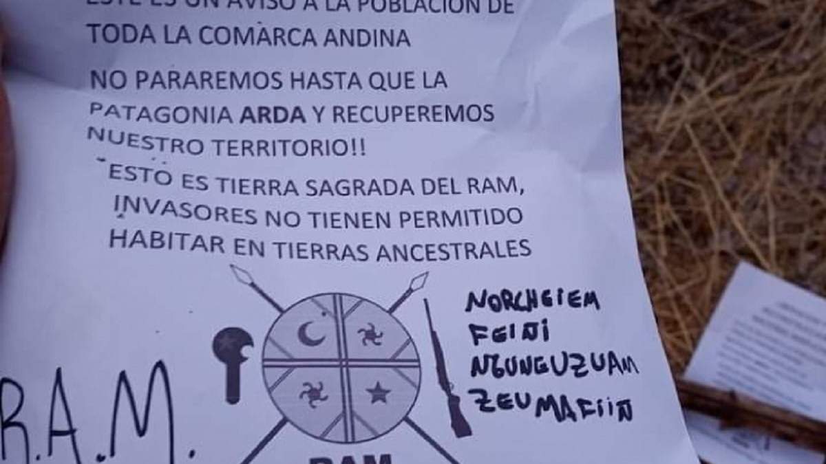 Circularon afiches en los cuales la RAM se adjudica los incendios en El Hoyo. Fuente: (Facebook Municipio El Hoyo)