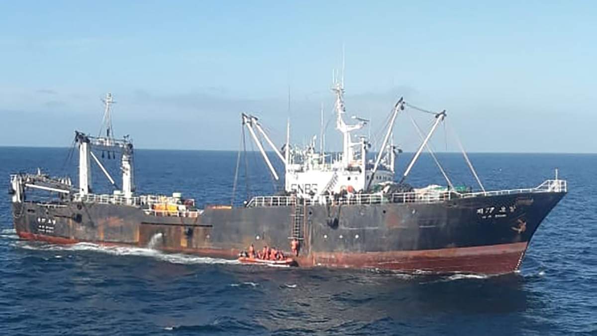 Buques pesqueros ilegales en el mar argentino. Fuente: (Twitter)
