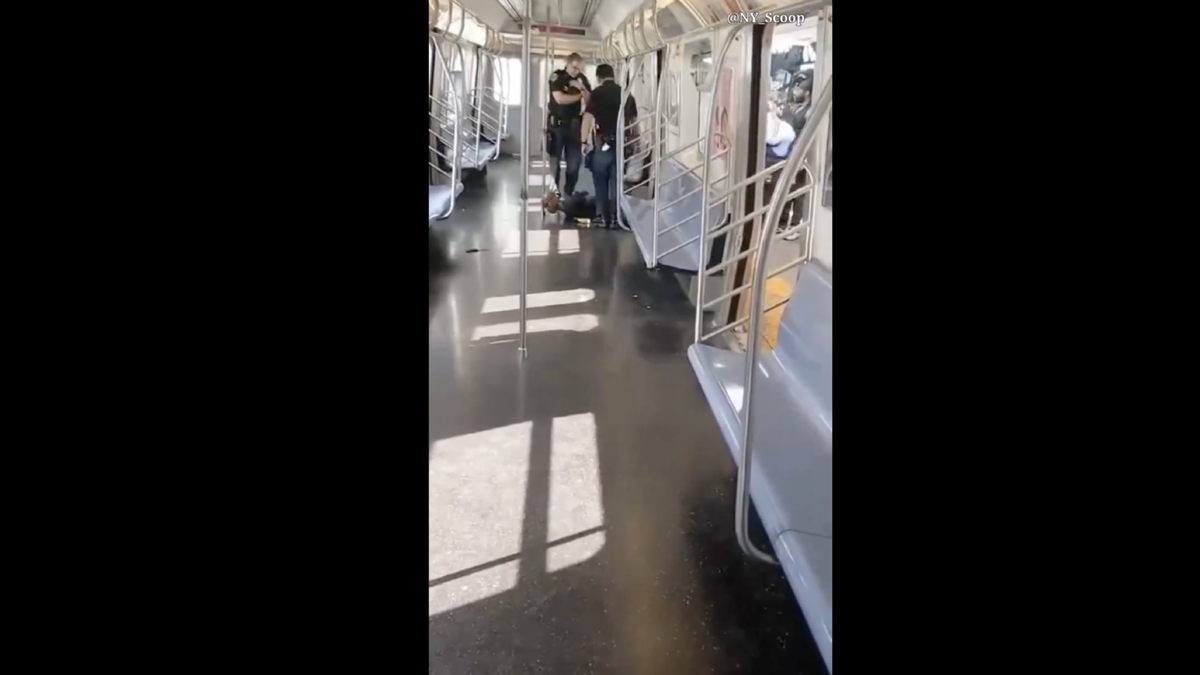 Policías al lado de un pasajero que yace en el piso