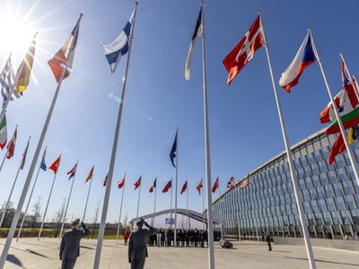 Guerra en Ucrania: OTAN firma contrato de munición de artillería para reabastecer a los aliados