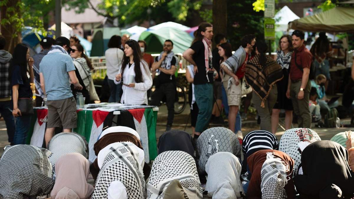 Integrantes de la comunidad musulmana rezan con los estudiantes de la Universidad George Washington  durante las protestas por los ataques de Israel en Gaza